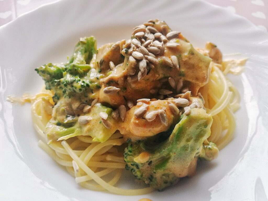 Przepis na makaron z kurczakiem i brokułami w sosie serowym