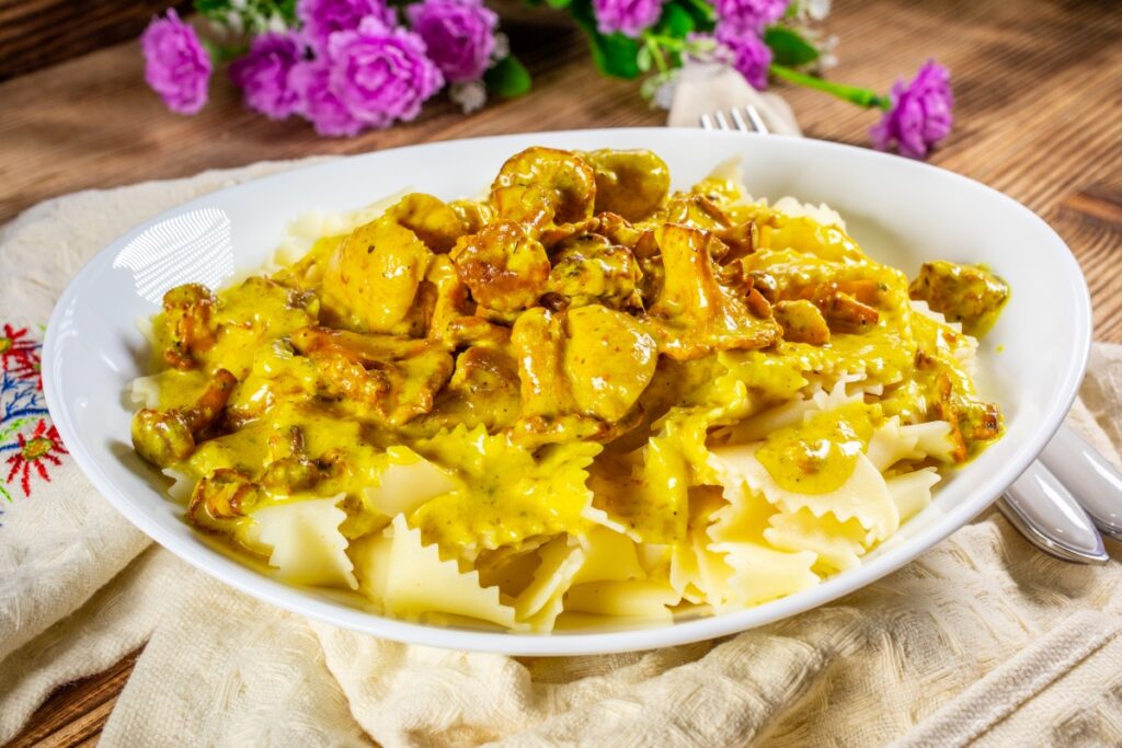 Przepis na makaron z kurczakiem w sosie śmietanowym z kurkami