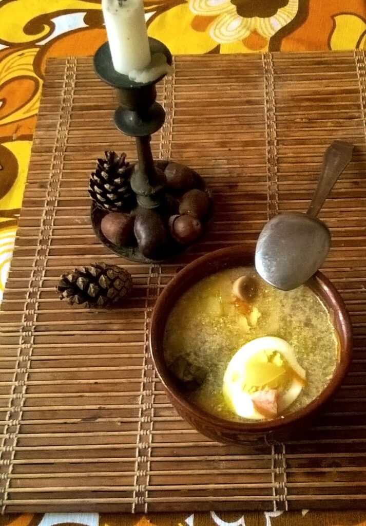 Przepis na żurek z kiełbasą, jajkami i pieczarkami